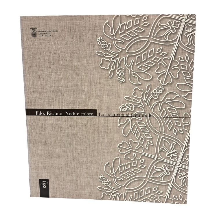 Filo, ricamo, nodi e colore. La creatività al femminile