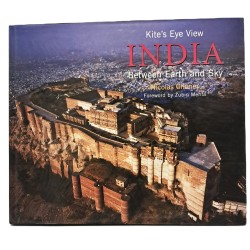 Kite's eye view. India between earth and sky